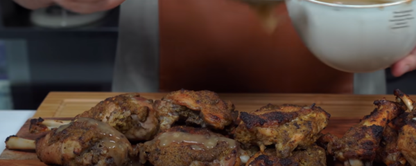 Le poulet jerk, spécialité de la cuisine jamaïcaine