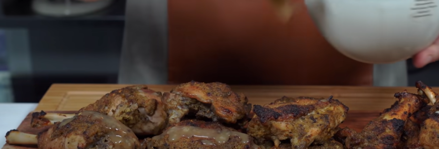 Le poulet jerk, spécialité de la cuisine jamaïcaine