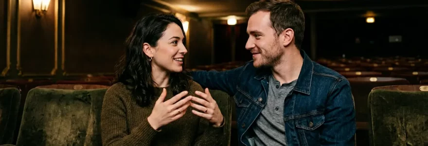 Couple dans une salle de cinema intimiste discutant apres une seance de film d'auteur