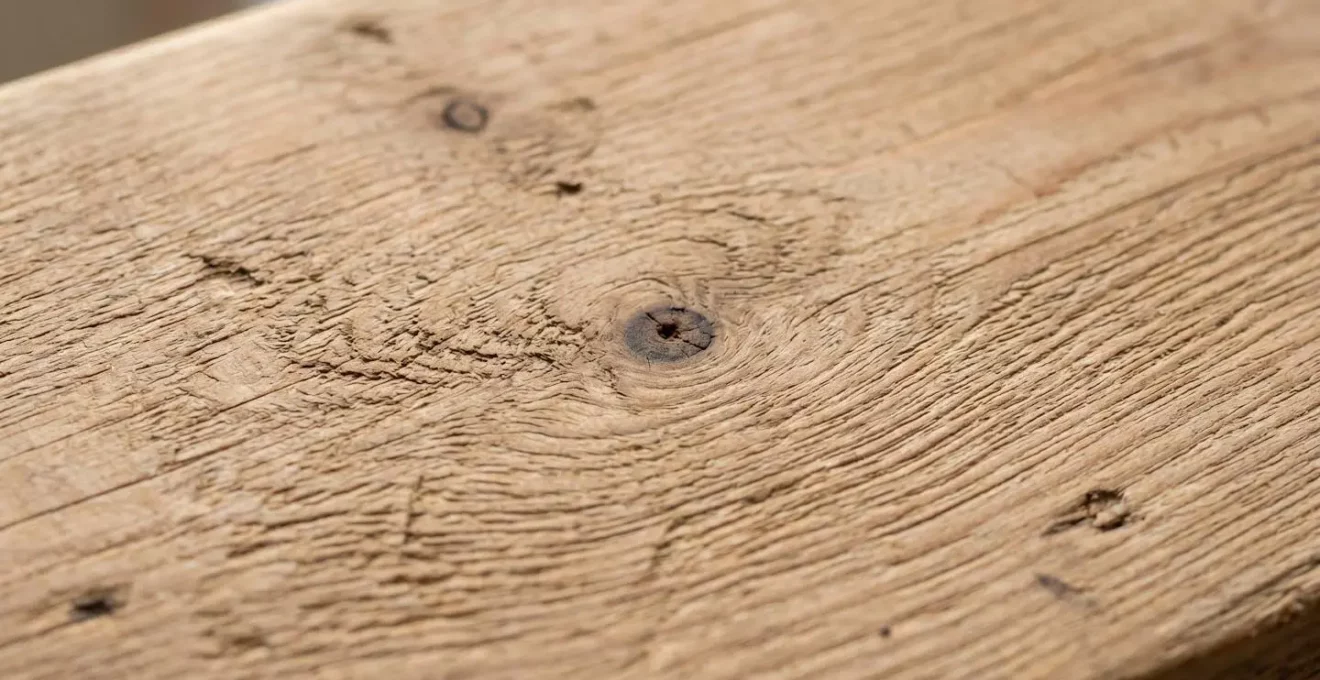 Gros plan sur la texture du bois de palette poncé montrant les détails et la finesse du grain